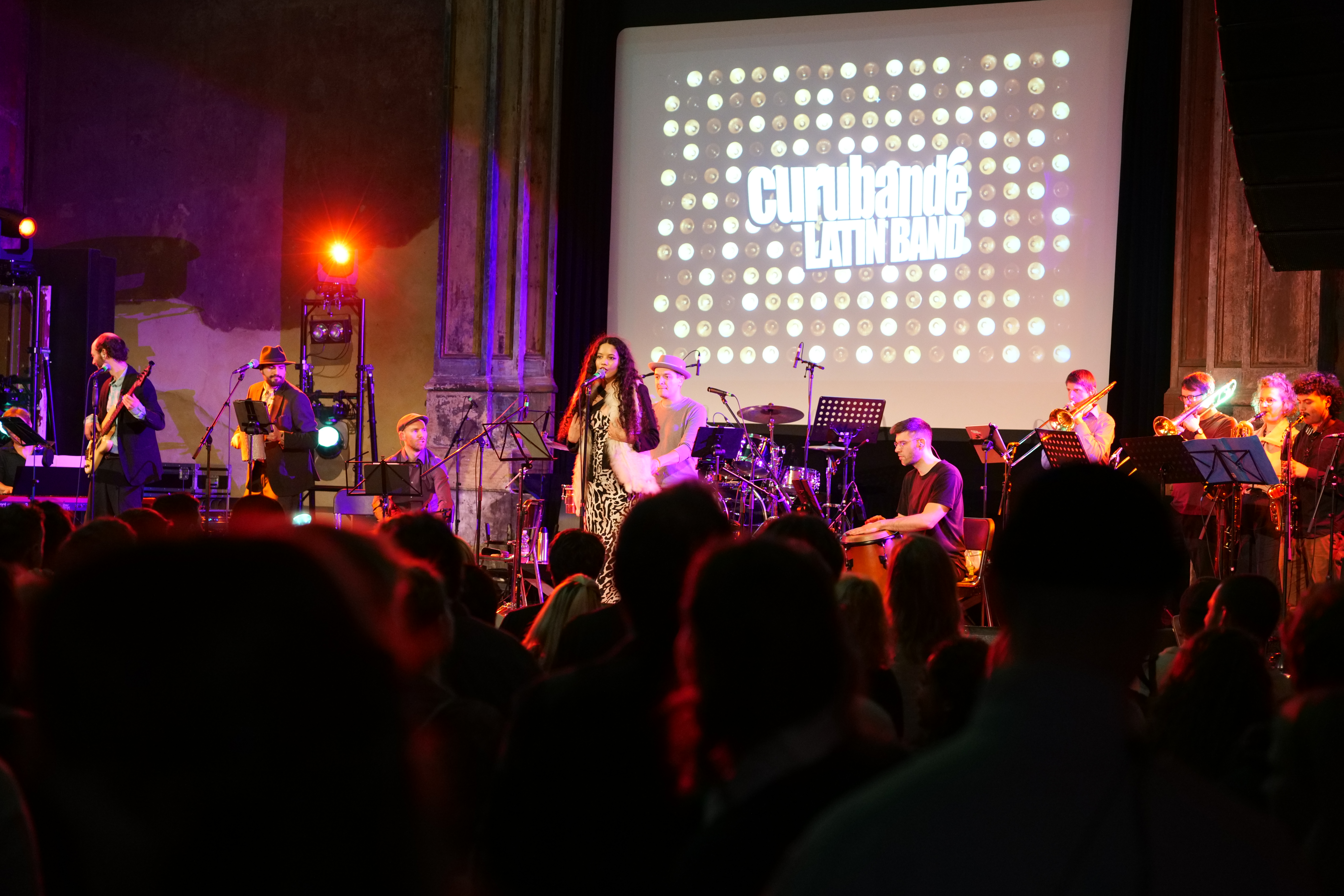 Curubandé vocalist and ensemble on stage